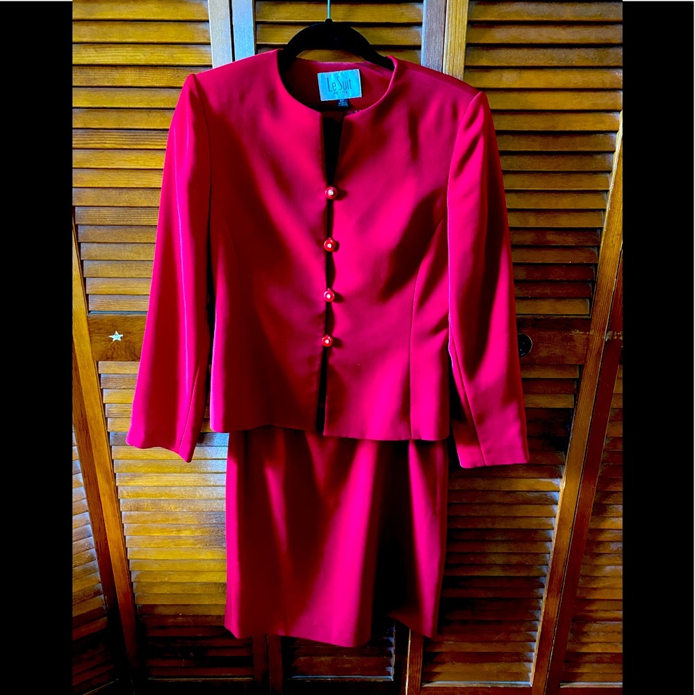 Red suit. Size 6p